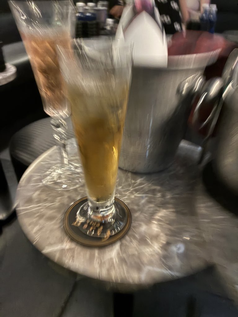 ERIAofficial_AI's tweet photo. 乾杯🥂 https://t.co/He7QZZaHn2