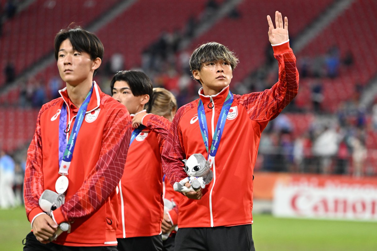 shizusports's tweet photo. #愛知・名古屋アジア大会 サッカー男子決勝で、日本は３連覇中の韓国に0-1で破れ、銀メダルとなりました。先発した #嶋本悠大 選手は途中からセンターFWでプレーし、多くの好機に絡みました。#大岩剛 監督は「個人、チームとしてこの悔しさを次につなげ、成長していきたい」と決意を新たにしました。 https://t.co/sIBeXaxlyV