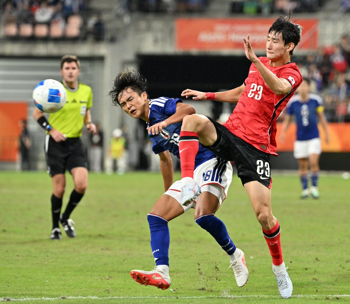 shizusports's tweet photo. #愛知・名古屋アジア大会 サッカー男子決勝で、日本は３連覇中の韓国に0-1で破れ、銀メダルとなりました。先発した #嶋本悠大 選手は途中からセンターFWでプレーし、多くの好機に絡みました。#大岩剛 監督は「個人、チームとしてこの悔しさを次につなげ、成長していきたい」と決意を新たにしました。 https://t.co/sIBeXaxlyV