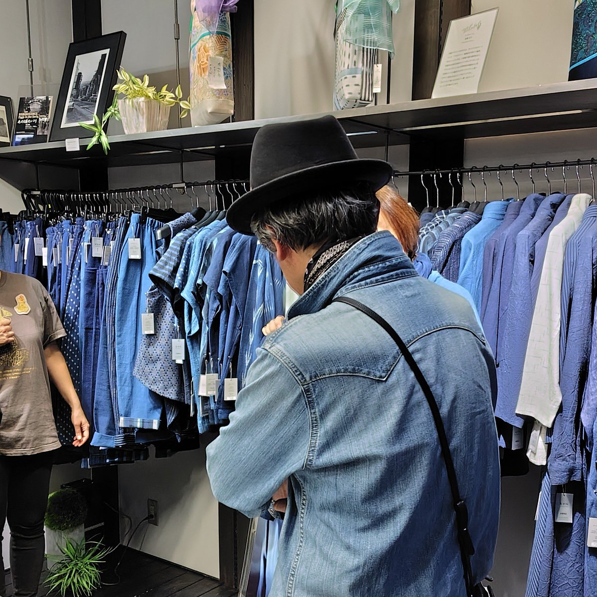 yabusaisousuke's tweet photo. 当方は現在、
谷中・相澤鼈甲さんでの「芸工展2026 手作りクラフト展」に出張しています。〜10/12
今日は芸工展に参加中のお店を巡るツアーに参加。画像は「藍と絹のギャラリー工房・徳元」さんでの様子。
周辺には素敵なお店がまだまだ沢山あります。この機会に是非知っていただけたら嬉しいです。 https://t.co/iDfPaeOXpA