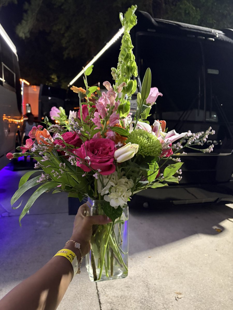SdentonCEO's tweet photo. Excuse how I look when I work I work but I’m forever grateful for the way GOD moves in my life and through me.  And just like that I got to create and tailor for the Iconic Peppa of Salt -N -Peppa 

#Iconsonly 
#itsiconictour https://t.co/3vIc4DSqoF