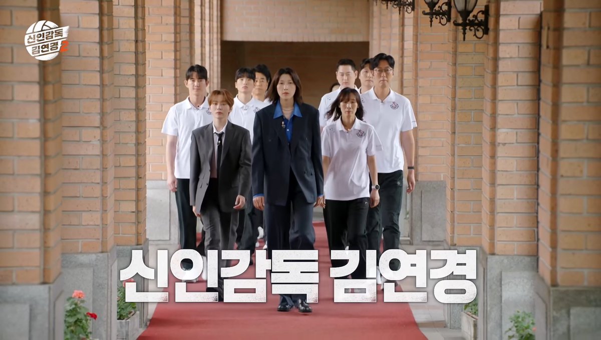 digitalnogader's tweet photo. 예전에 청춘FC 헝그리 일레븐이라는 
프로그램을 정말 좋아했습니다.

안정환, 이을용이 중심이 돼서
한 번 축구선수의 꿈을 접었던 청춘들에게
다시 한번 기회를 만들어주던 프로그램이었는데,

잘해서 응원한다기보다
이번에는 진짜 잘됐으면 좋겠다는 마음으로
선수 한 명 한 명을 응원하면서 봤던 기억이 아직도 남아있습니다.

그리고 간만에 그때와 비슷한 감정을 느낀 프로그램이
신인감독 김연경이었습니다.

시즌1부터 본방사수했는데
모두가 어떻게든 기회를 잡으려 버티는 모습도 그렇고,
그 선수들을 어떻게든 한 단계 더 끌어올려 보려는
김연경의 간절함까지 느껴져서
이상하게 매회 벅차더라고요.

스포츠 예능인데 보다 보면 어느 순간
경기 결과보다
저 선수들이 진짜 잘됐으면 좋겠다는 마음으로 보게 됩니다.

이번에 시즌2도 한다고 합니다.
목표는 프로 여자배구 8번째 구단 창단.

10월 11일 일요일 밤 9시 10분 첫 방송.

저처럼 이런 거 보면서 괜히 벅차고
남의 꿈에 진심으로 응원하게 되는 분들 계시면
다음 주부터 같이 본방사수 하시죠.

이런 프로그램은 오래오래 했으면 좋겠습니다.
