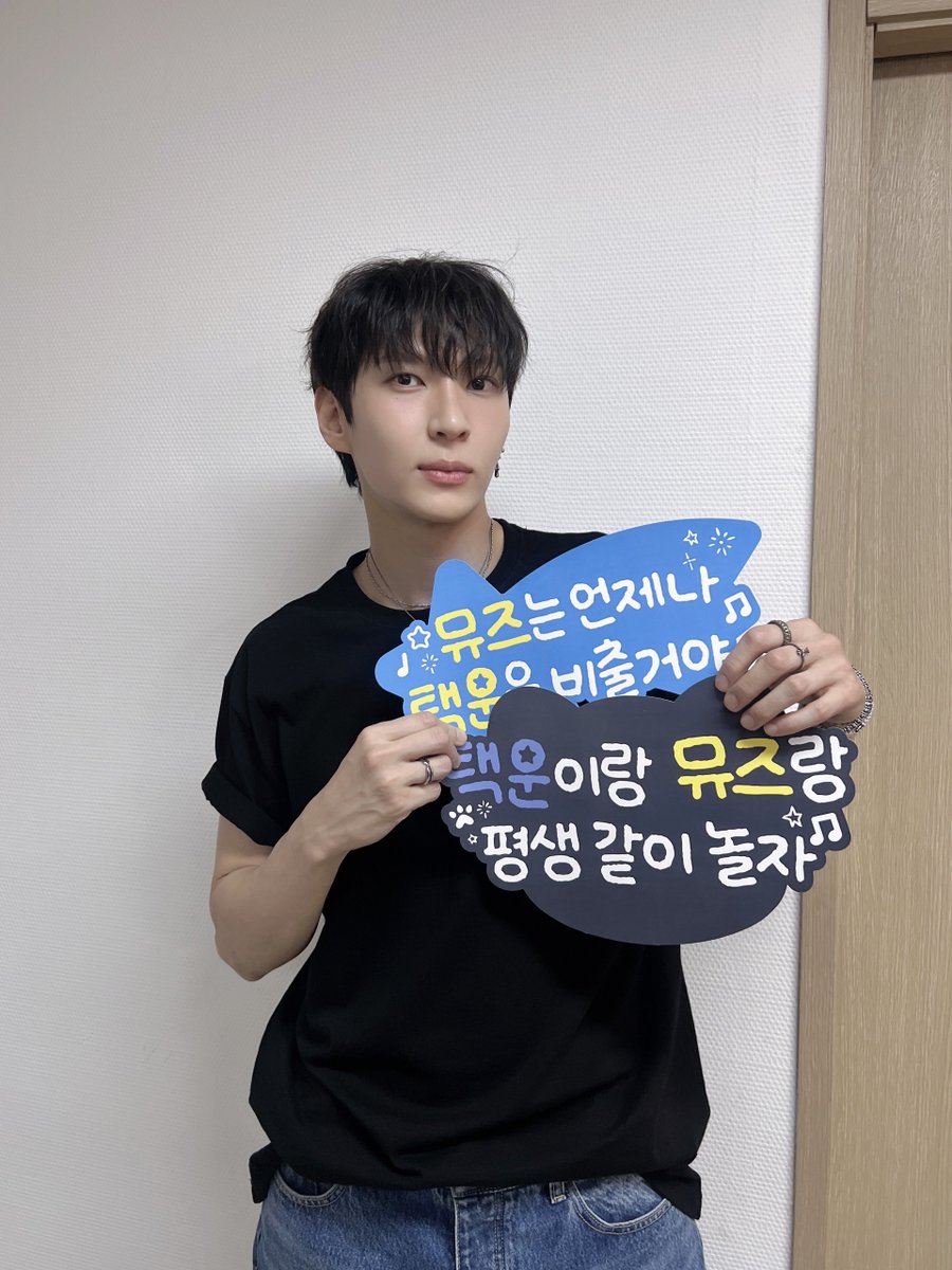OfficialJTW_LEO's tweet photo. 2026 LEO MUSE FANMEETING
[TAKE 운 – PLAY LEO] 

우리 평생 같이 놀자!
언제나 밝게 비춰줘서 고마워.

#레오 #LEO
#정택운 #JUNGTAEKWOON 
#TAKE운 #PLAYLEO https://t.co/FqO9DOVdGT