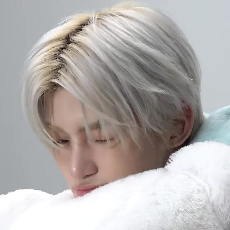 HJ_nanu's tweet photo. 엉제 가정사 때문에 헤어진 #햎재 ...

헤어지고 나선 둘다 변한게 없어 보이는데 서서히 망가져 가는 사람이랑 미련 없이 잘 사는 사람으로 나뉘어 짐ㅠ 근데 이제 후자가 지훉이고 전자가 엉제인거지

헤어질 때 나한테 미운말이란 미운말은 다 했으면서 이렇게 살고 있음 어떡해요 형.
... 미안해. https://t.co/nPh8pX9v4f