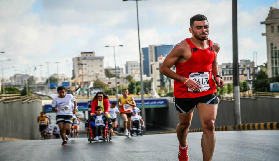 TheRunDone's tweet photo. ماراتن اَمّان پایتخت اردن با ۵هزار شرکت‌کننده و لیبل World Athletics برگزار شد؛ از ماراتن و رله تا ۱۰K و دسته‌های ویلچر و نابینایان.
استاندارد رویداد فقط مسافت دقیق نیست؛ دسترس‌پذیری، امداد، آب‌رسانی و مدیریت مسیر هم جزو کیفیت مسابقه‌اند. https://t.co/Tb6sYMd1I2