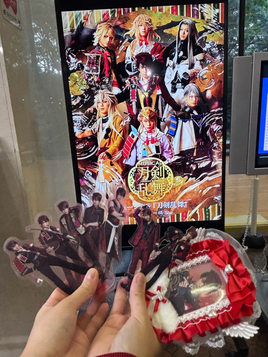 ooooknoo's tweet photo. 右膝の靭帯を切ったまま観に行ったあの日から4年半。あなたに出会わなければ手術もリハビリも乗り越えられなかった。
初めて出会った場所でまた会えたことほんとに嬉しく思う。帰ってきてくれてありがとう。

(うちわは借りました)
(休憩中に階段から転げ落ちて左足首を捻りました) https://t.co/4DguTMfG1o