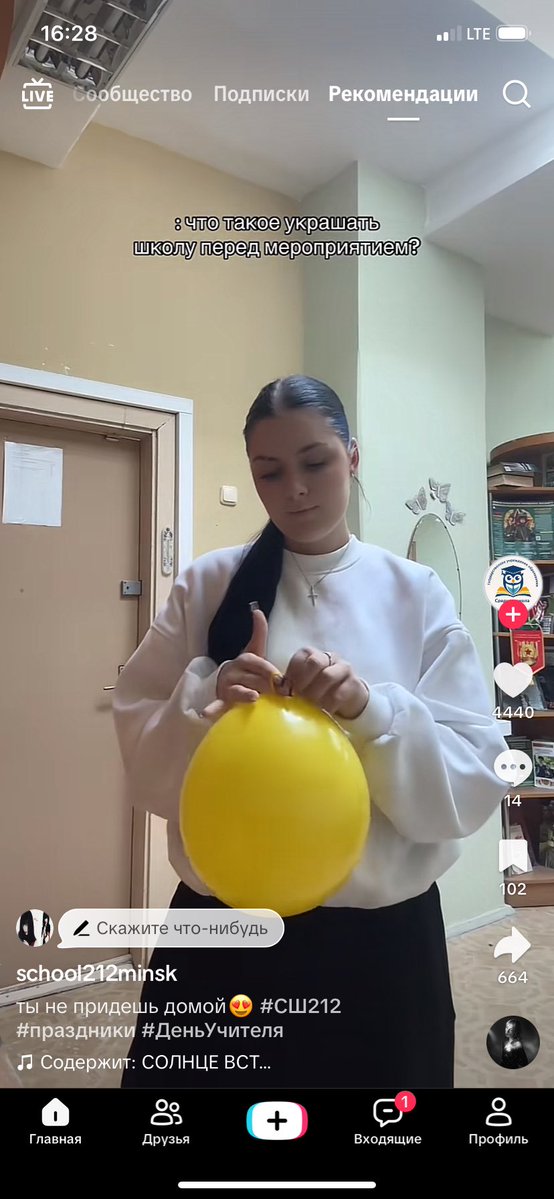 c0ariss's tweet photo. в прошлом году нас заставили украшать зал ко дню встречи выпускников. оставались после уроков (когда их было в тот день 5) до 5 вечера, потом еще на следующий день продолжили украшать. в итоге вместо спасибо нас засрали за распущенные волосы и не школьный внешний вид😉😉😉 https://t.co/jbwVgpvycG