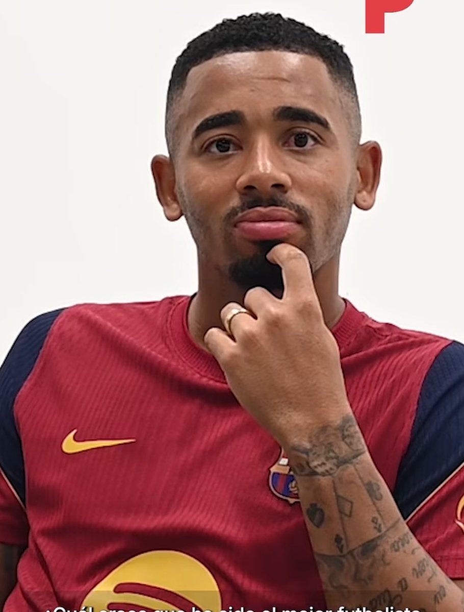 Sage_FCB's tweet photo. 🚨 Gabriel Jesus on De Jong after their first training session together:

🗣️“Man, when I first heard about De Jong, I just thought, ‘Okay, another player.’ Then I saw him in training and I was like, ‘Is he really that good? Is he really worth all the respect he gets here?’

But then I played against him and I understood straight away. He’s different.

One thing people don’t talk about enough is how strong he is on the ball. You can almost see his turns coming, you know what he wants to do, but there’s no way you’re getting the ball from him.

He was a real problem in training today. Now I understand why my former teammates used to complain about him so much. I finally understand what they were talking about when they told me how difficult it was to play against him.”