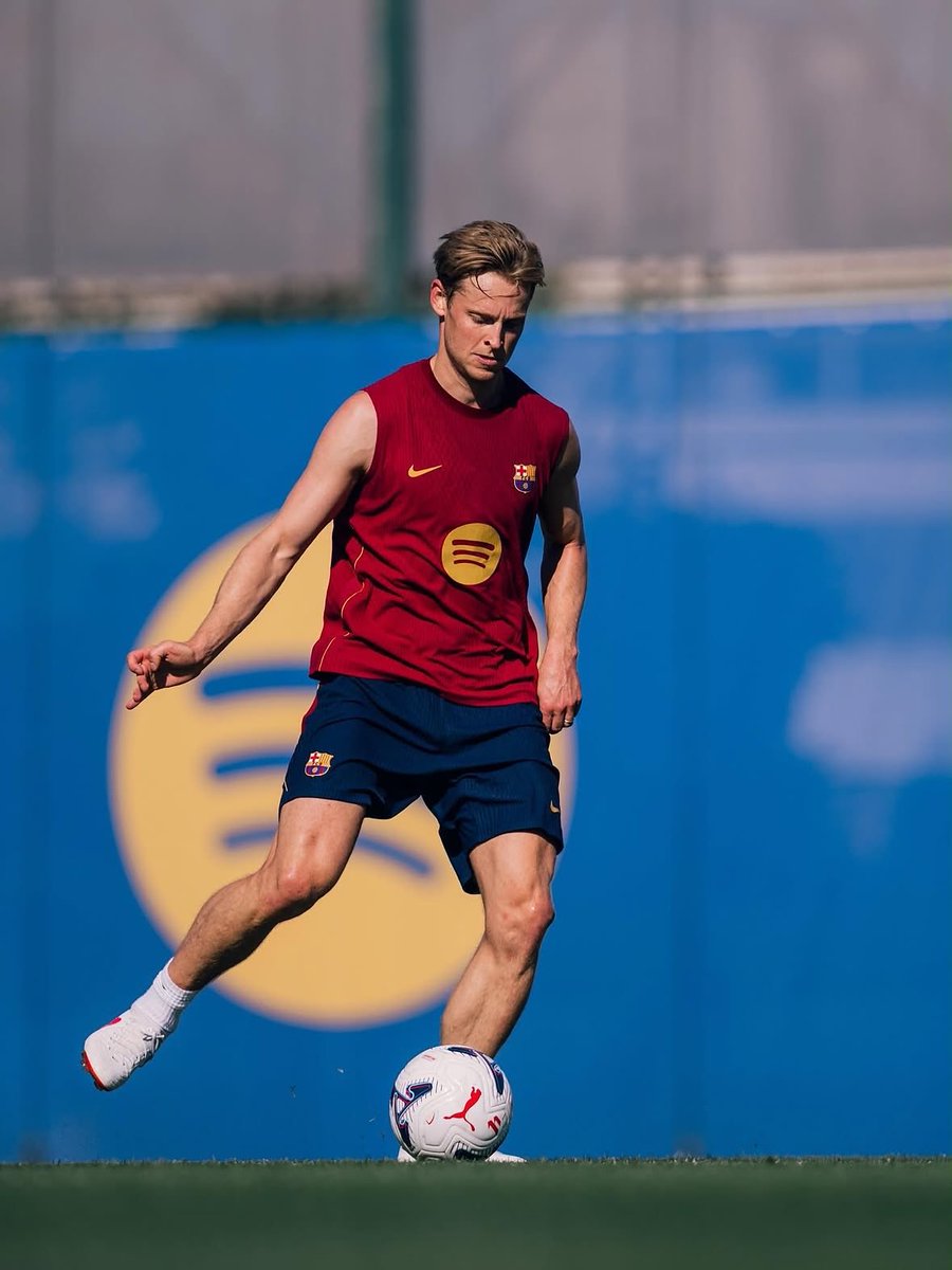 Sage_FCB's tweet photo. 🚨 Gabriel Jesus on De Jong after their first training session together:

🗣️“Man, when I first heard about De Jong, I just thought, ‘Okay, another player.’ Then I saw him in training and I was like, ‘Is he really that good? Is he really worth all the respect he gets here?’

But then I played against him and I understood straight away. He’s different.

One thing people don’t talk about enough is how strong he is on the ball. You can almost see his turns coming, you know what he wants to do, but there’s no way you’re getting the ball from him.

He was a real problem in training today. Now I understand why my former teammates used to complain about him so much. I finally understand what they were talking about when they told me how difficult it was to play against him.”
