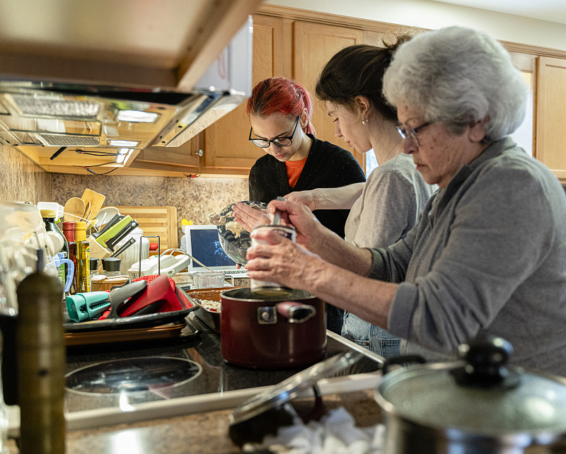 AbbieFerritp's tweet photo. Hoy cocinamos juntos la abuela, mis padres y yo —risas y pan casero caliente llenan la casa https://t.co/fuRXh7nZYk