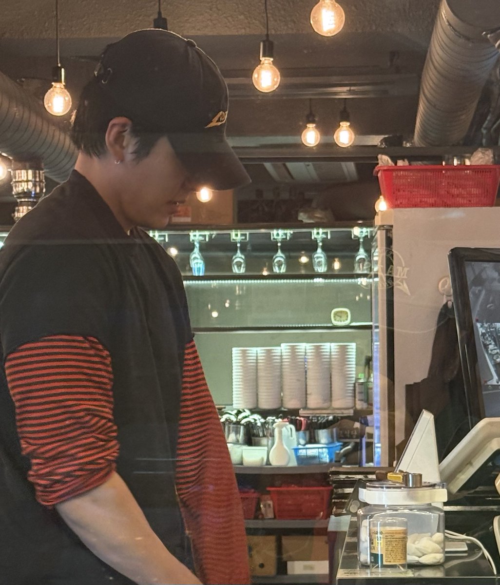 ddu_kyungsoo's tweet photo. Kwangsoo bubble
Woobin lost 😂😂

🦒 the guy who made me uncomfortable with his triceps while waving the lightstrap
🦒 he got 0, so he paid https://t.co/HmNjfQqCyR