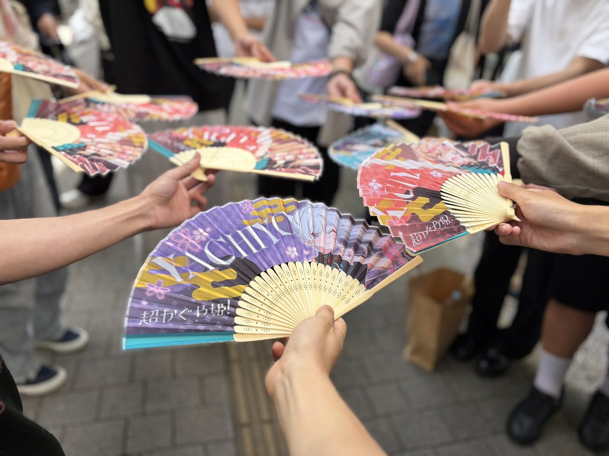 Wasabi_CKP's tweet photo. 遅くなりましたが本日は応援上映ありがとうございました！
本日2回目で1回目はアカウント作る前だったので誰とも会わずに速攻帰ったのですが、今回かなりの人達と会えて嬉しかったです！
自分で撮った分だけで集合写真7枚あったのは驚きです！(本ポストで載せれなかった人達申し訳ない😭)
また来ます！ https://t.co/51WljdtiaR