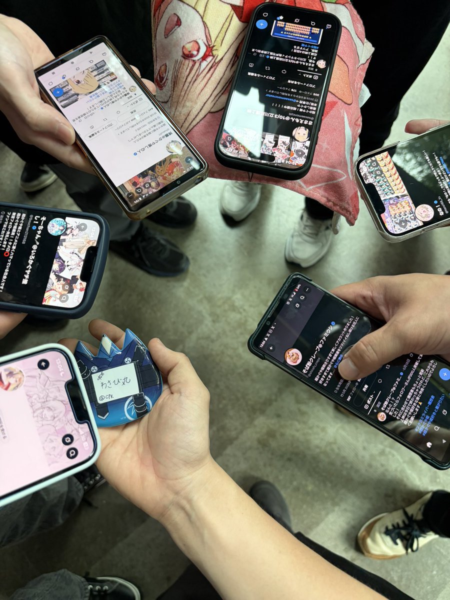 Wasabi_CKP's tweet photo. 遅くなりましたが本日は応援上映ありがとうございました！
本日2回目で1回目はアカウント作る前だったので誰とも会わずに速攻帰ったのですが、今回かなりの人達と会えて嬉しかったです！
自分で撮った分だけで集合写真7枚あったのは驚きです！(本ポストで載せれなかった人達申し訳ない😭)
また来ます！ https://t.co/51WljdtiaR