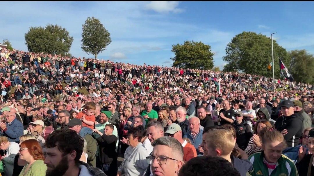 ViralhourGlobal's tweet photo. 🚨 NEW :- An absolutely massive crowd had turned out in support of Garvaghy Road residents.🚨 https://t.co/Y2YPL4u9BQ