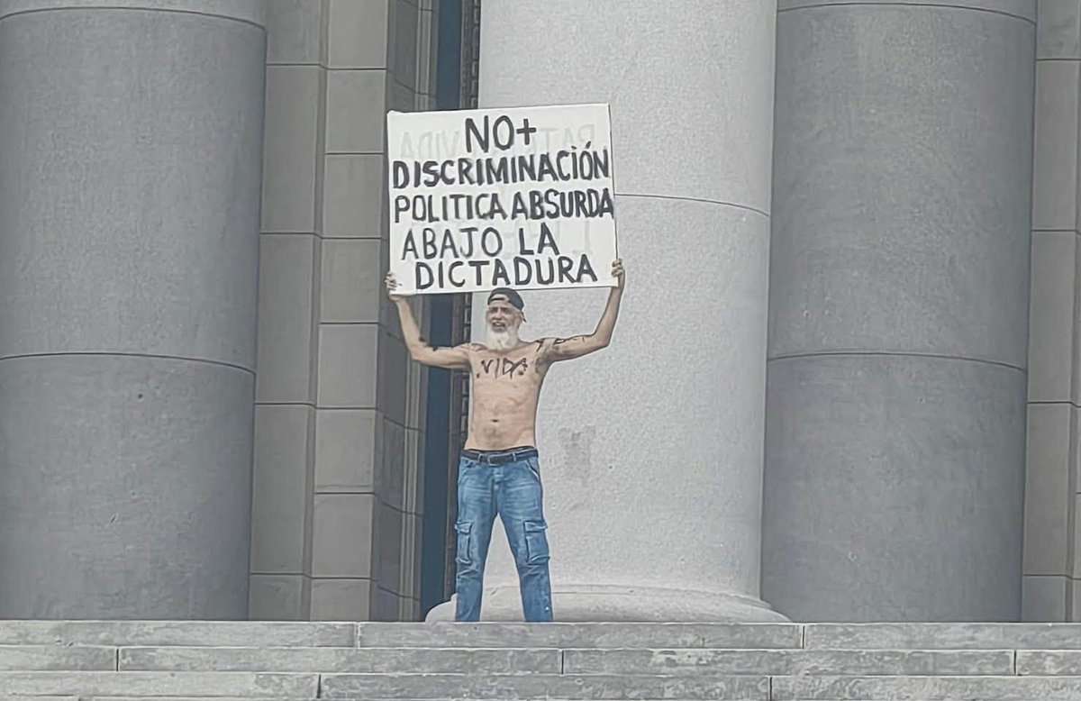 Gbastidas's tweet photo. Él es Ariel Limias Leyva. 

Ayer se atrevió a protestar en las escalinatas del Capitolio de La Habana exigiendo libertad.

Fue arrestado por agentes de la dictadura cubana y trasladado a una prisión de la Seguridad del Estado.

Hay que seguir alzando la voz por el pueblo de Cuba y apoyar a estas valientes personas que se niegan a seguir viviendo oprimidas en la miseria del comunismo.