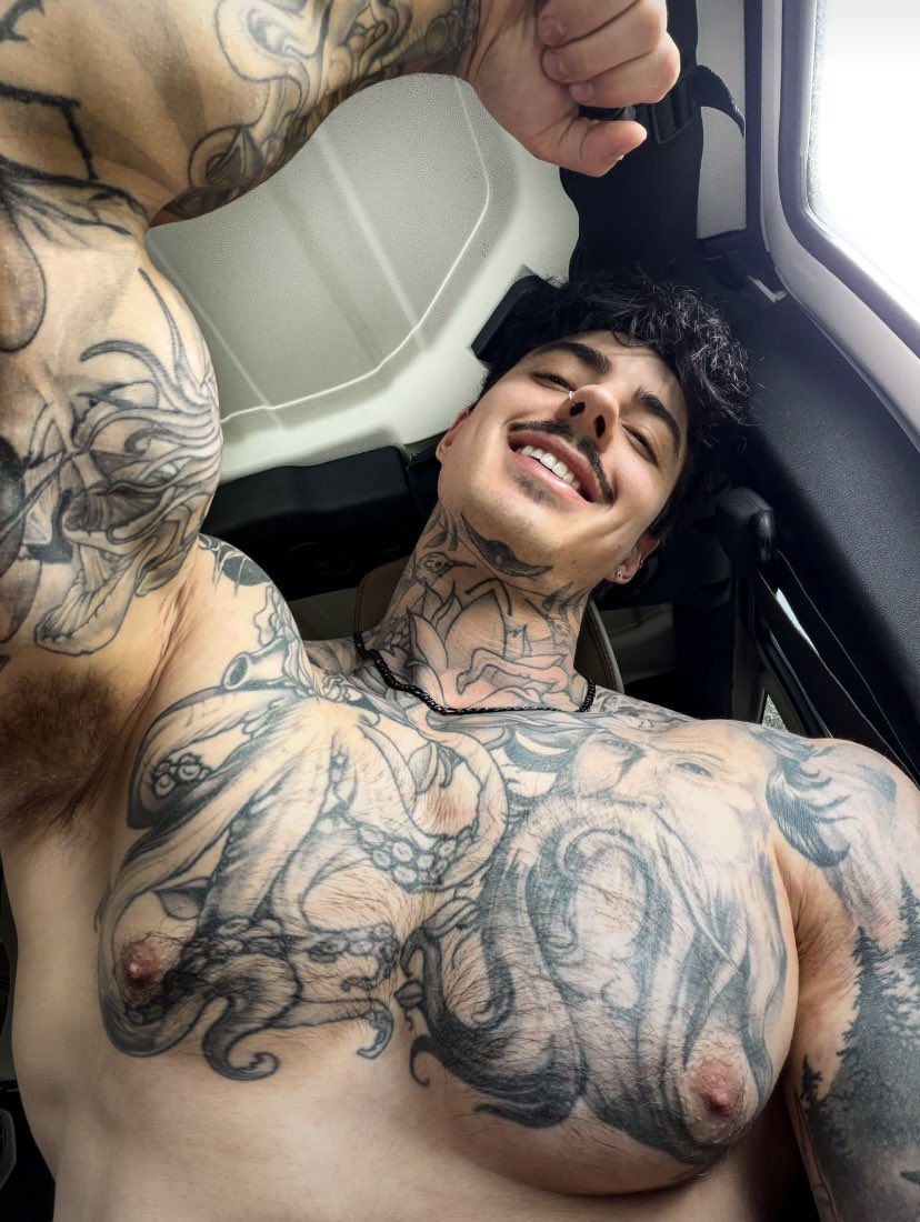 JakeAndricd3's tweet photo. Be honest, would you let me put you in a headlock 😳? https://t.co/DHSUDE8WpB