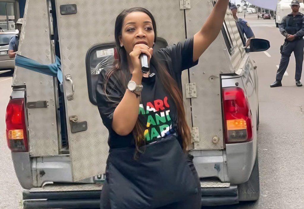 Knick_RSA's tweet photo. Teach your daughters to look up to People Like Jacinta Ngobese Zuma.

Studied abroad,  a graduate, married, former radio station host, a prominent social Activist in our society.

Runs organisations that genuinely help people.

It’s rare to find people like her, they deserve respect.