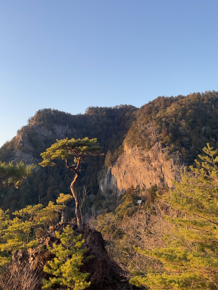 unZIP_Utanosuke's tweet photo. 全東方民は幻想郷の景色を知る一環として鳳来寺山へ一度足を運ぶべき。

(超偏見)
(まだ東方の聖地では無い) https://t.co/oGKwp6kpko