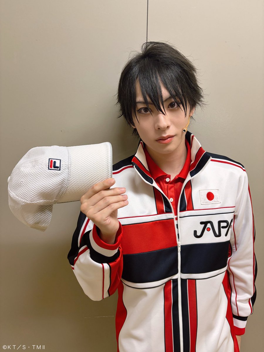 TennimuNews's tweet photo. 【 #新テニミュ 】劇場より🎾
本日もご来場誠にありがとうございました！昨日新テニミュ初日恒例のリョーマくんソロショットをお届けできませんでした。申し訳ありません。そのため本日は改めてリョーマくんのソロショットを何枚かお届けします🧢📷明日は12:30公演です！劇場でお待ちしております！

🎫 当日引換券・キャンセル待ち券についてはこちらhttps://t.co/ViMzxyyDGx