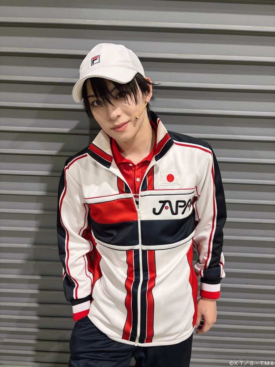 TennimuNews's tweet photo. 【 #新テニミュ 】劇場より🎾
本日もご来場誠にありがとうございました！昨日新テニミュ初日恒例のリョーマくんソロショットをお届けできませんでした。申し訳ありません。そのため本日は改めてリョーマくんのソロショットを何枚かお届けします🧢📷明日は12:30公演です！劇場でお待ちしております！

🎫 当日引換券・キャンセル待ち券についてはこちらhttps://t.co/ViMzxyyDGx