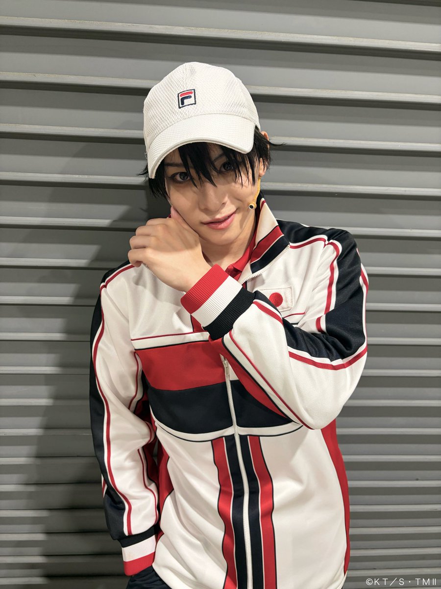 TennimuNews's tweet photo. 【 #新テニミュ 】劇場より🎾
本日もご来場誠にありがとうございました！昨日新テニミュ初日恒例のリョーマくんソロショットをお届けできませんでした。申し訳ありません。そのため本日は改めてリョーマくんのソロショットを何枚かお届けします🧢📷明日は12:30公演です！劇場でお待ちしております！

🎫 当日引換券・キャンセル待ち券についてはこちらhttps://t.co/ViMzxyyDGx