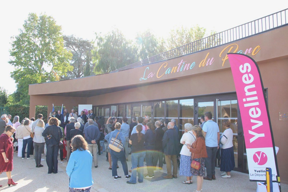 EPYvelines's tweet photo. Bazemont met les petits plats dans les grands ! 🍽️

@pierre_bedier, président du Département @Les_Yvelines , accompagné de Pauline Winocour-Lefevre et @RaphaelNivoit, conseillers départementaux, a inauguré « La Cantine du Parc », le nouveau restaurant scolaire de la commune, installé au cœur du parc du château.

Après plus d’un an de travaux, les enfants ont découvert un nouvel espace pensé pour leur offrir de meilleures conditions de restauration au quotidien !

Un projet soutenu par le #Département des Yvelines, au service des enfants et des familles.

#LaCantineDuParc #RestaurationScolaire #Enfance #Éducation #BienManger #Écoles #YvelinesSolidaire