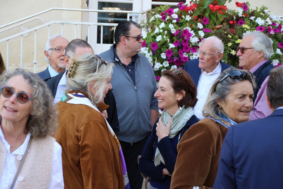 EPYvelines's tweet photo. Bazemont met les petits plats dans les grands ! 🍽️

@pierre_bedier, président du Département @Les_Yvelines , accompagné de Pauline Winocour-Lefevre et @RaphaelNivoit, conseillers départementaux, a inauguré « La Cantine du Parc », le nouveau restaurant scolaire de la commune, installé au cœur du parc du château.

Après plus d’un an de travaux, les enfants ont découvert un nouvel espace pensé pour leur offrir de meilleures conditions de restauration au quotidien !

Un projet soutenu par le #Département des Yvelines, au service des enfants et des familles.

#LaCantineDuParc #RestaurationScolaire #Enfance #Éducation #BienManger #Écoles #YvelinesSolidaire