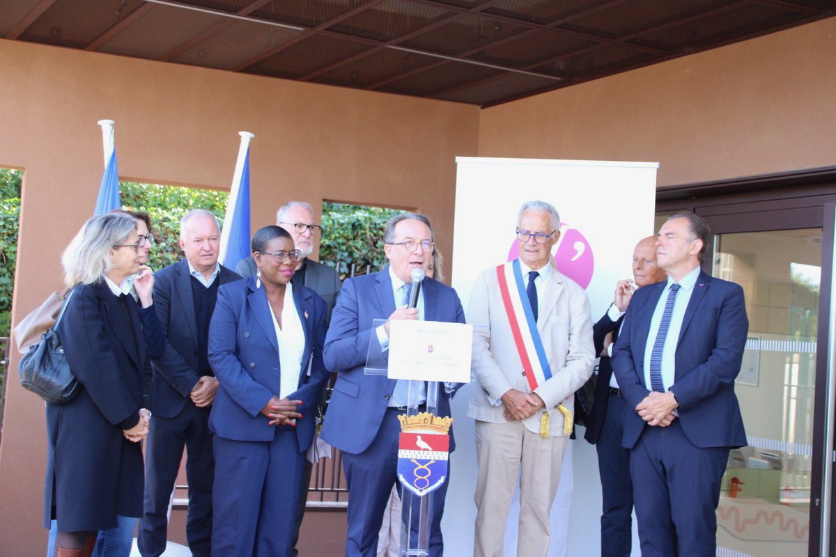 EPYvelines's tweet photo. Bazemont met les petits plats dans les grands ! 🍽️

@pierre_bedier, président du Département @Les_Yvelines , accompagné de Pauline Winocour-Lefevre et @RaphaelNivoit, conseillers départementaux, a inauguré « La Cantine du Parc », le nouveau restaurant scolaire de la commune, installé au cœur du parc du château.

Après plus d’un an de travaux, les enfants ont découvert un nouvel espace pensé pour leur offrir de meilleures conditions de restauration au quotidien !

Un projet soutenu par le #Département des Yvelines, au service des enfants et des familles.

#LaCantineDuParc #RestaurationScolaire #Enfance #Éducation #BienManger #Écoles #YvelinesSolidaire