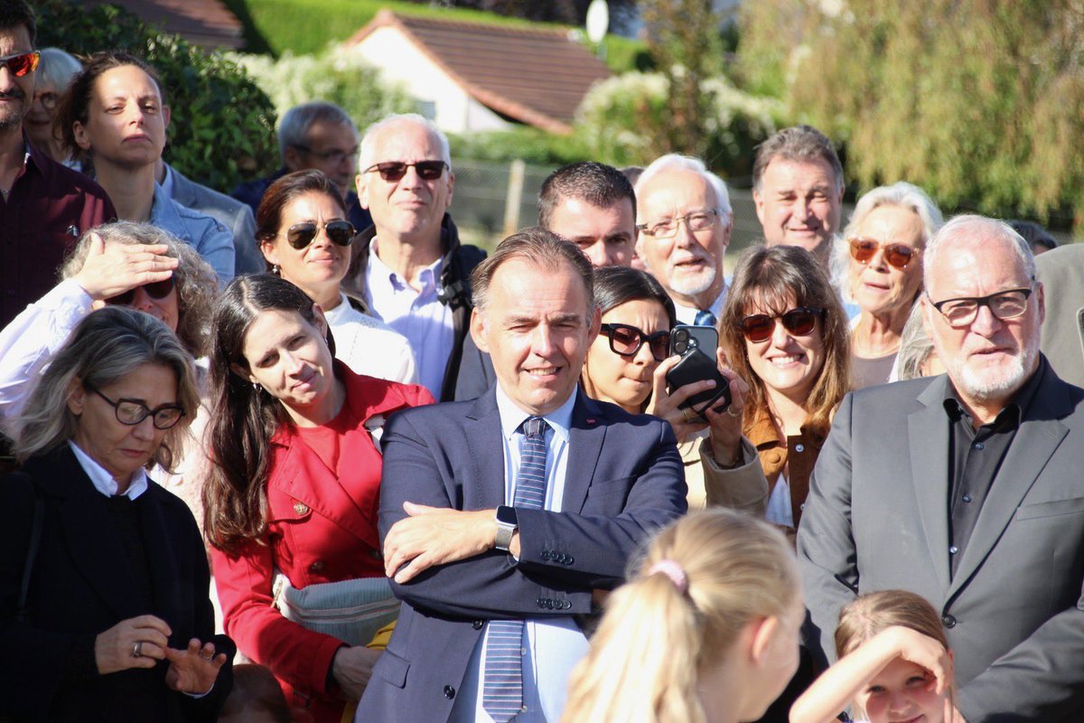 EPYvelines's tweet photo. Bazemont met les petits plats dans les grands ! 🍽️

@pierre_bedier, président du Département @Les_Yvelines , accompagné de Pauline Winocour-Lefevre et @RaphaelNivoit, conseillers départementaux, a inauguré « La Cantine du Parc », le nouveau restaurant scolaire de la commune, installé au cœur du parc du château.

Après plus d’un an de travaux, les enfants ont découvert un nouvel espace pensé pour leur offrir de meilleures conditions de restauration au quotidien !

Un projet soutenu par le #Département des Yvelines, au service des enfants et des familles.

#LaCantineDuParc #RestaurationScolaire #Enfance #Éducation #BienManger #Écoles #YvelinesSolidaire