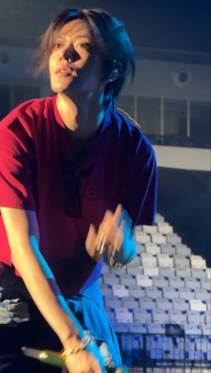 notxevanyaax's tweet photo. Pertama kalinya liat abang yuta se deket ini. Ga espek abang banyak mampir ke section B. Gatau brp kali gw bilang mashaallah cakep bgt, mau nangis rasanya. Makasih abang udah mampir. Makin cinta lah pokoknya 😭😭😭 #YUTA #유타 #THE_REDLINEinJakarta https://t.co/0yJXxiAv67