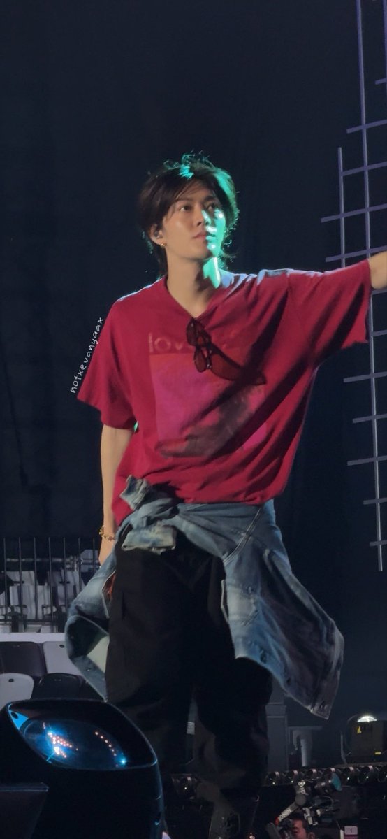 notxevanyaax's tweet photo. Pertama kalinya liat abang yuta se deket ini. Ga espek abang banyak mampir ke section B. Gatau brp kali gw bilang mashaallah cakep bgt, mau nangis rasanya. Makasih abang udah mampir. Makin cinta lah pokoknya 😭😭😭 #YUTA #유타 #THE_REDLINEinJakarta https://t.co/0yJXxiAv67