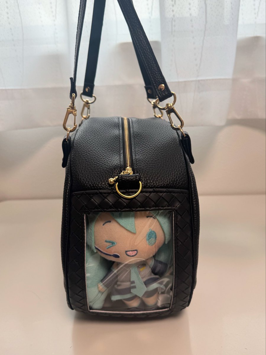35FullFleur8_26's tweet photo. 《試作中👜》

友達にモニターをお願いして、それぞれの推し色で作ってみました✨
表は普通のバッグだけど、サイドにはぬいを入れられる窓付き👀💕

「いかにも」にならない、さりげない推し活バッグを目指しています🌸

#ハンドメイド
#推し活 https://t.co/uhAoEaZuXL