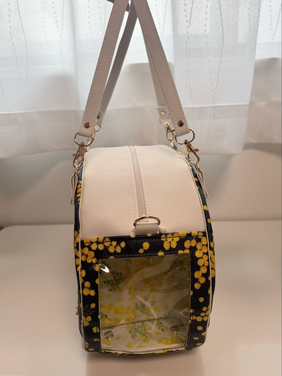 35FullFleur8_26's tweet photo. 《試作中👜》

友達にモニターをお願いして、それぞれの推し色で作ってみました✨
表は普通のバッグだけど、サイドにはぬいを入れられる窓付き👀💕

「いかにも」にならない、さりげない推し活バッグを目指しています🌸

#ハンドメイド
#推し活 https://t.co/uhAoEaZuXL