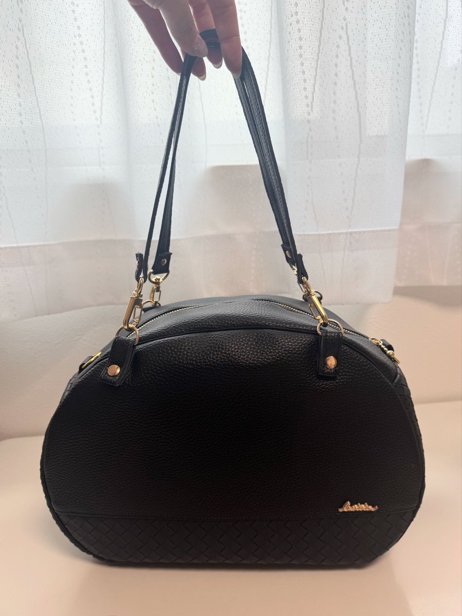 35FullFleur8_26's tweet photo. 《試作中👜》

友達にモニターをお願いして、それぞれの推し色で作ってみました✨
表は普通のバッグだけど、サイドにはぬいを入れられる窓付き👀💕

「いかにも」にならない、さりげない推し活バッグを目指しています🌸

#ハンドメイド
#推し活 https://t.co/uhAoEaZuXL