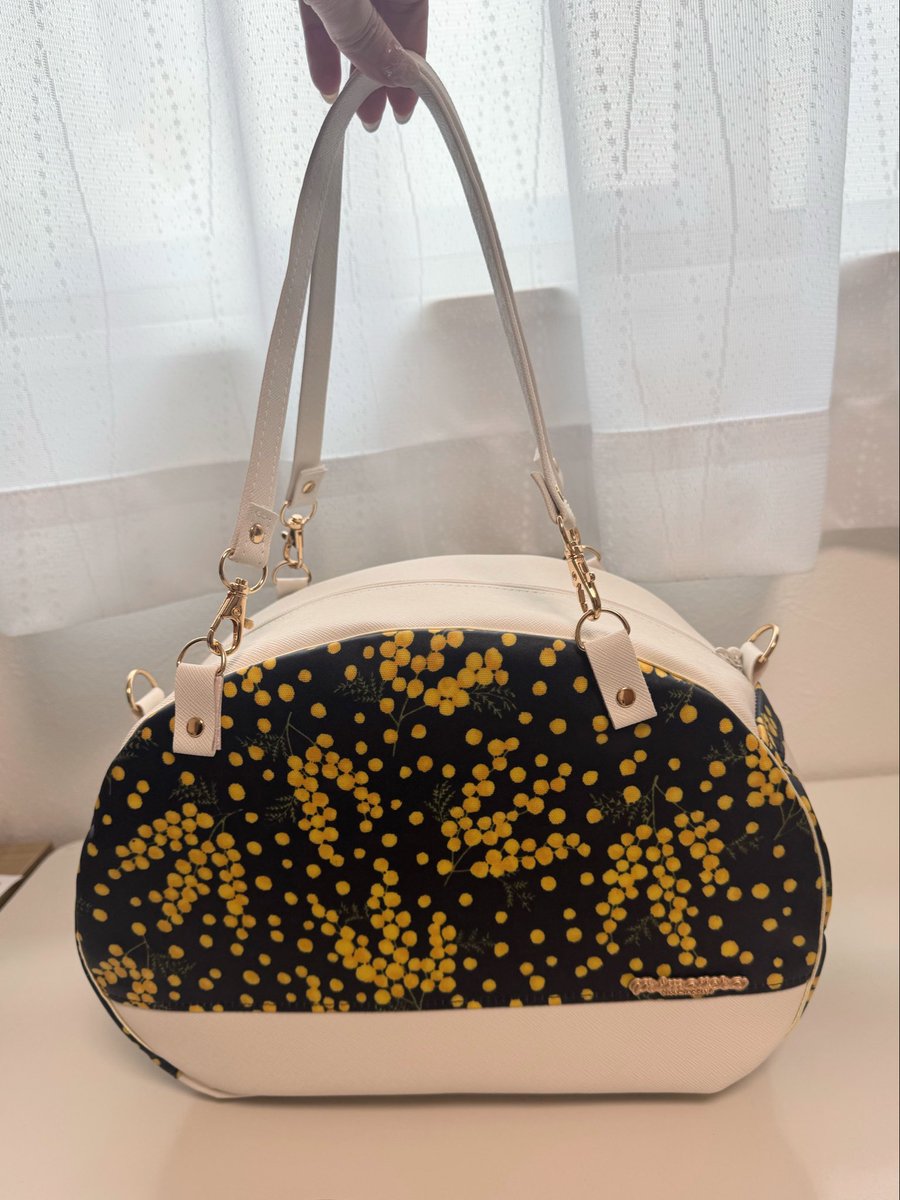 35FullFleur8_26's tweet photo. 《試作中👜》

友達にモニターをお願いして、それぞれの推し色で作ってみました✨
表は普通のバッグだけど、サイドにはぬいを入れられる窓付き👀💕

「いかにも」にならない、さりげない推し活バッグを目指しています🌸

#ハンドメイド
#推し活 https://t.co/uhAoEaZuXL