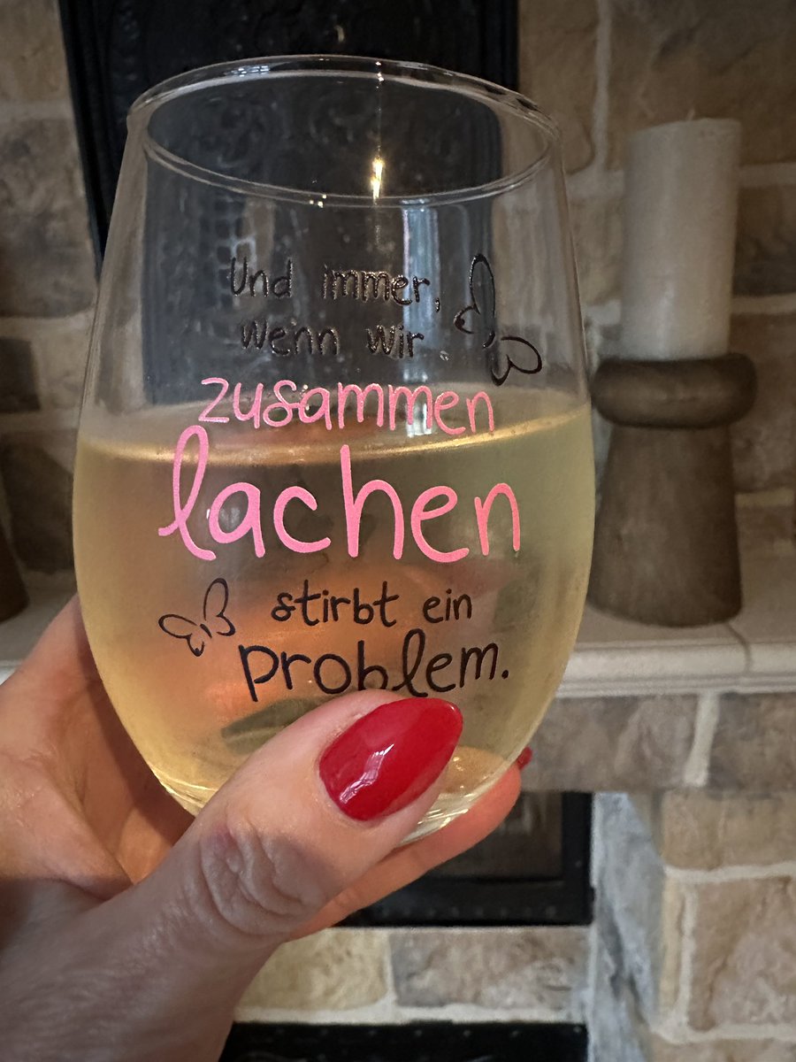 hedyundolaf's tweet photo. Gestern erzählte mir jemand, er mache Eiswürfel aus Weinresten... und seitdem frage ich mich, was wohl Wein-Reste sein könnten?! 🍷😜😂😂😂
#fump und Prost ihr Lieben 🫶 🥂🍻🍹🍸🥃🍷🤣🤣🤣🤣🤣 https://t.co/tJMBsmLwtn
