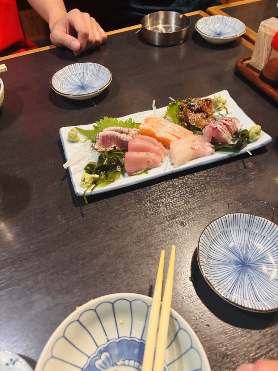 siro112122's tweet photo. 同期4人で飲み行った！！最後の会計あてるゲームしたら自分だけ誤差98円ぐらいでびっくりした笑笑笑なんかこう言う時の感って当たるんだよね笑笑 https://t.co/sd3DGjijRl
