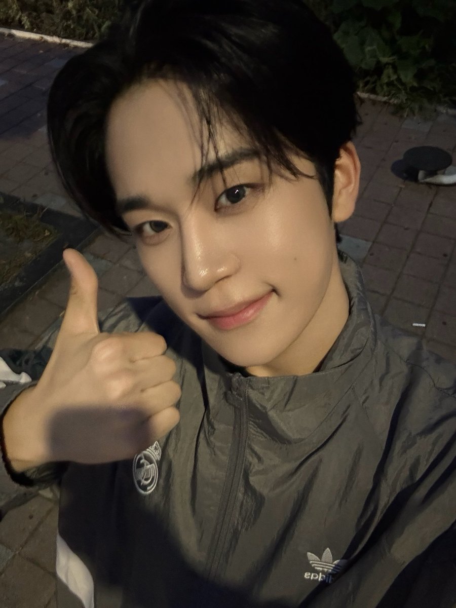 LUN8_members's tweet photo. [#준우]
거창!! 오늘도 행복한 추억 만들어줘서 
감사해요 다음에 또 봐요🫶

#루네이트 #LUN8 #JUN https://t.co/d7MyFpBKIV