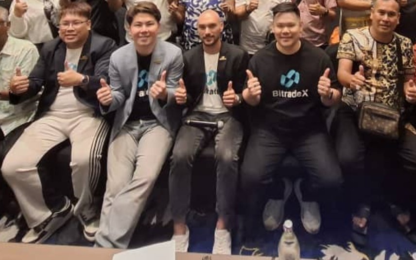 adnanabdullah29's tweet photo. 4 leading scammers of Bitradex and one innocent 001 of Asia.Of cos in their group https://t.co/uh9BC439WO they are quiet like a https://t.co/LJ43zORnhM 001 Asia plays the victim game and have got no guts to talk to his 4 good friends about his victims.He is happy with his O2Ramp. https://t.co/qyqZW5NYDK