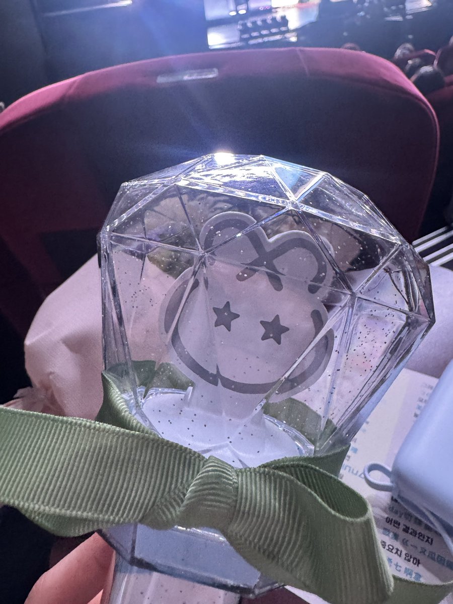 sinonew_'s tweet photo. 살다보니 이런 일도 생기네 
생화반입하면 검역걸릴 수도 있다길래 리본만 갖고 꽃다발은 옆에 있던 대만 찡구 선물로 줌 🫶 https://t.co/Zsr29kl8e6