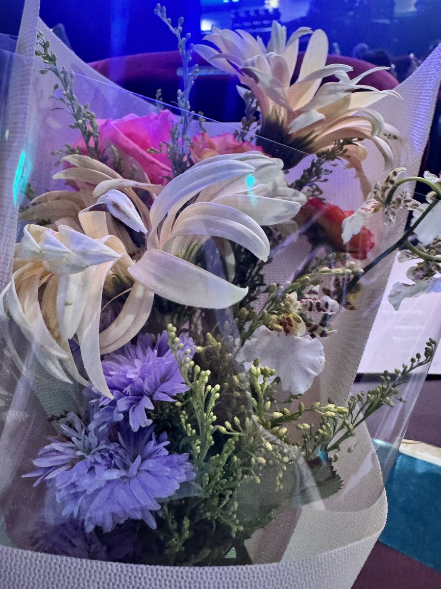 sinonew_'s tweet photo. 살다보니 이런 일도 생기네 
생화반입하면 검역걸릴 수도 있다길래 리본만 갖고 꽃다발은 옆에 있던 대만 찡구 선물로 줌 🫶 https://t.co/Zsr29kl8e6