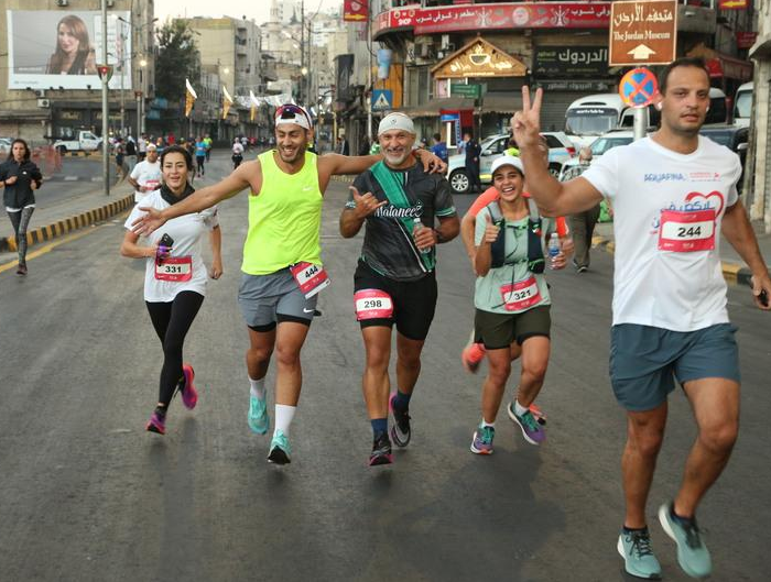 TheRunDone's tweet photo. ماراتن اَمّان پایتخت اردن با ۵هزار شرکت‌کننده و لیبل World Athletics برگزار شد؛ از ماراتن و رله تا ۱۰K و دسته‌های ویلچر و نابینایان.
استاندارد رویداد فقط مسافت دقیق نیست؛ دسترس‌پذیری، امداد، آب‌رسانی و مدیریت مسیر هم جزو کیفیت مسابقه‌اند. https://t.co/Tb6sYMd1I2