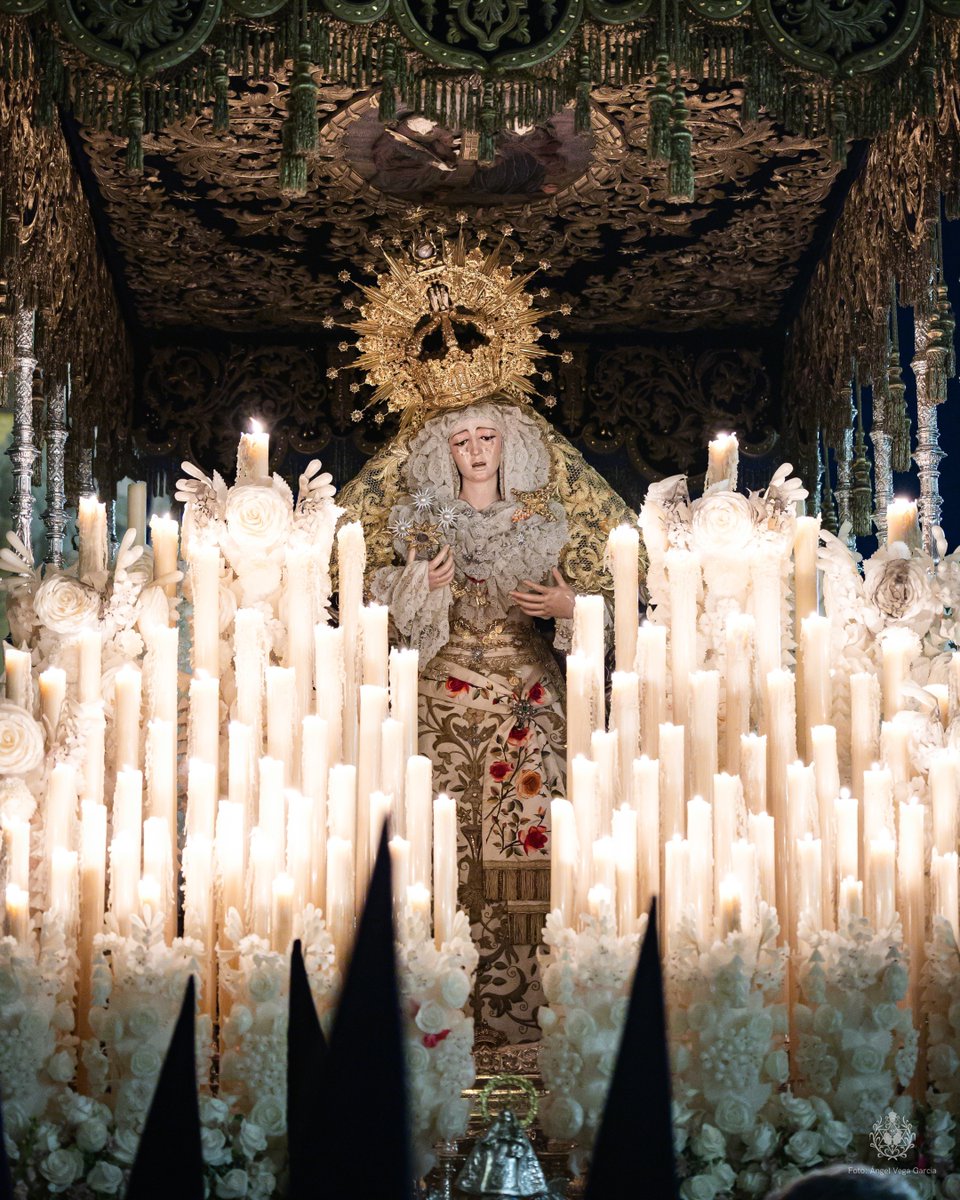 hdadlaestrella's tweet photo. ⭐ A 24 domingos...

Vía crucis en San Jacinto

El sol, capitán eterno,
lleva una espada en el cinto
y al lado de San Jacinto
abre su hermoso cuaderno.
Es primavera en invierno
y una intensa luz destella.
Confunde el tiempo su huella
y aunque en Cuaresma aún estamos,
sin ser Domingo de Ramos,
hace brillar una Estrella.

✒️Enrique Barrero Rodríguez

📸 Ángel Vega García