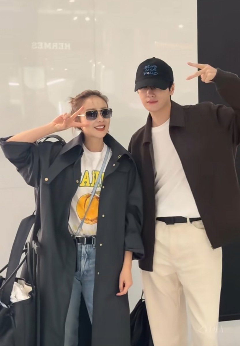 Babe041224's tweet photo. ขําพี่เกาเย่ ไปงานเดียวกันกับฮีพี่จ่าน ขากลับก็น่าจะบังเอิญกลับไฟท์เดียวกัน ได้ถ่ายรูปด้วยกันที่สนามบิน พอถึงจีนแล้วพี่เค้าทิ้งกระเป๋าวิ่งไปถ่ายรูปฮีพี่จ่านที่มีคนเดินตามเป็นก้อนๆ "ฉันจะถ่ายรูปส่งให้เขา" เอ็นดู5555555555

#Zhanxuan #จ่านเซวียน https://t.co/YTBhaaz8fz