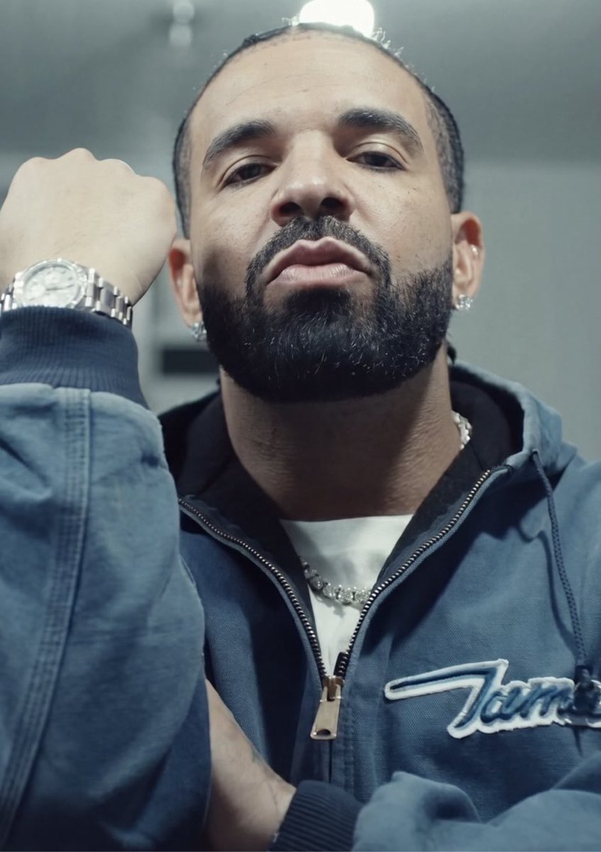 nfr_podcast's tweet photo. Drake currently occupies the ENTIRE top 3 on US Apple Music 📈🔥

1. Solar Eclipse
2. Quebec
3. Cold Shoulder

He also holds 5 of the top 9 spots across all genres. https://t.co/9KMWVAQ3hK