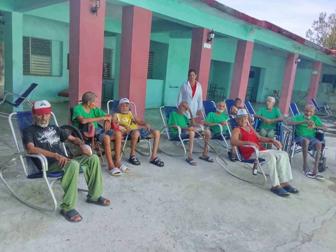 dmsmajibacoa2's tweet photo. Celebrando el día de la Estomatología Latinoamericana, se realizan actividades educativas sobre higiene bucal, en el Hogar de ancianos "Rafael Morell "
#SaludMajibacoa https://t.co/8nDO3XCX4n