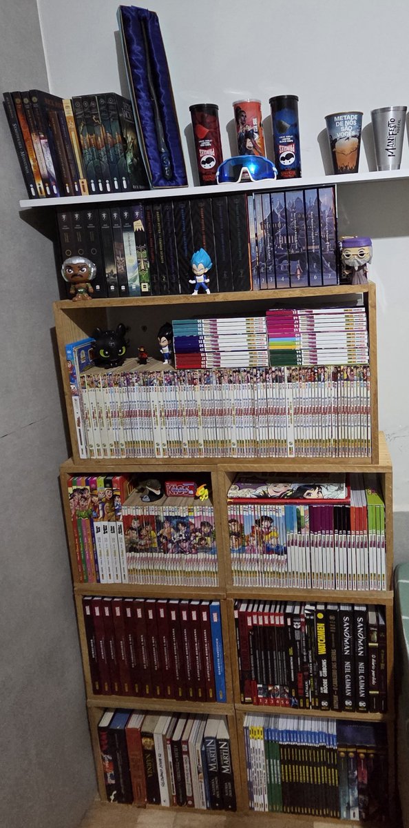 negresgos07's tweet photo. 11 anos colecionando quadrinhos e livros e essa é minha coleção (tem pouco pq 1 - tenho 19 anos e 2 - sou pobre😁 https://t.co/ePYTr64fzu
