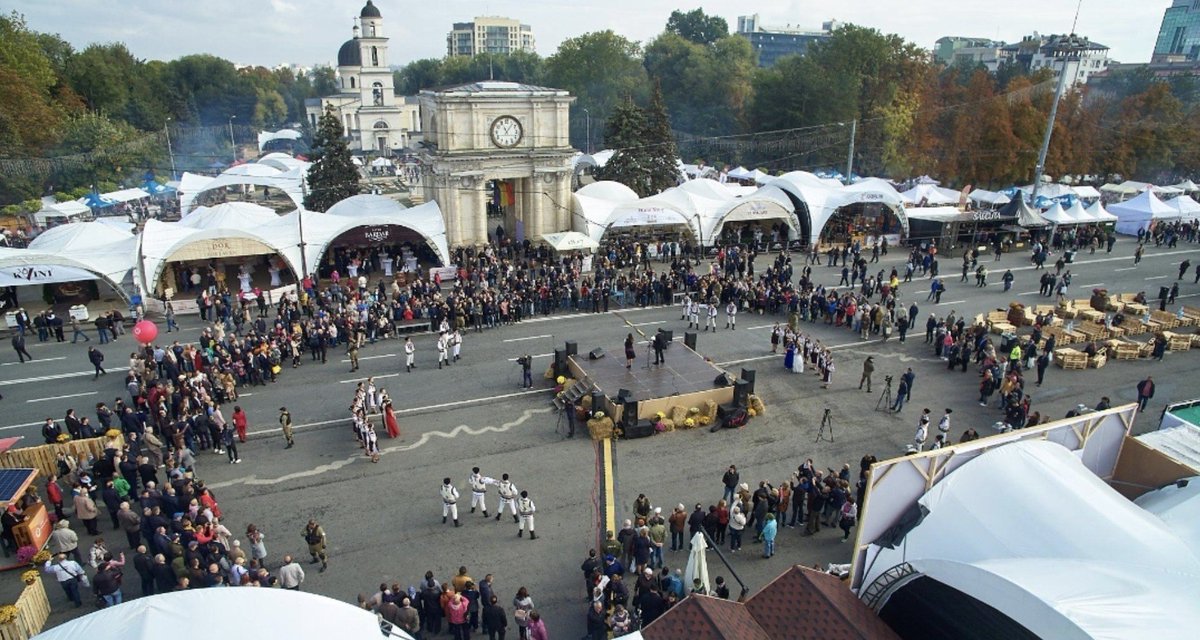 AnaPopescu1's tweet photo. PMAN e plină de viață! 🍷🎶 Standuri, muzică, oameni din toată Moldova și multă tradiție la Ziua Națională a Vinului. 🇲🇩❤️ Dacă sunteți prin Chișinău, merită să treceți pe aici și să simțiți atmosfera pe viu!

#Chișinău #ZiuaVinului #Moldova #MoldovaMea https://t.co/gY9rAhaGW3