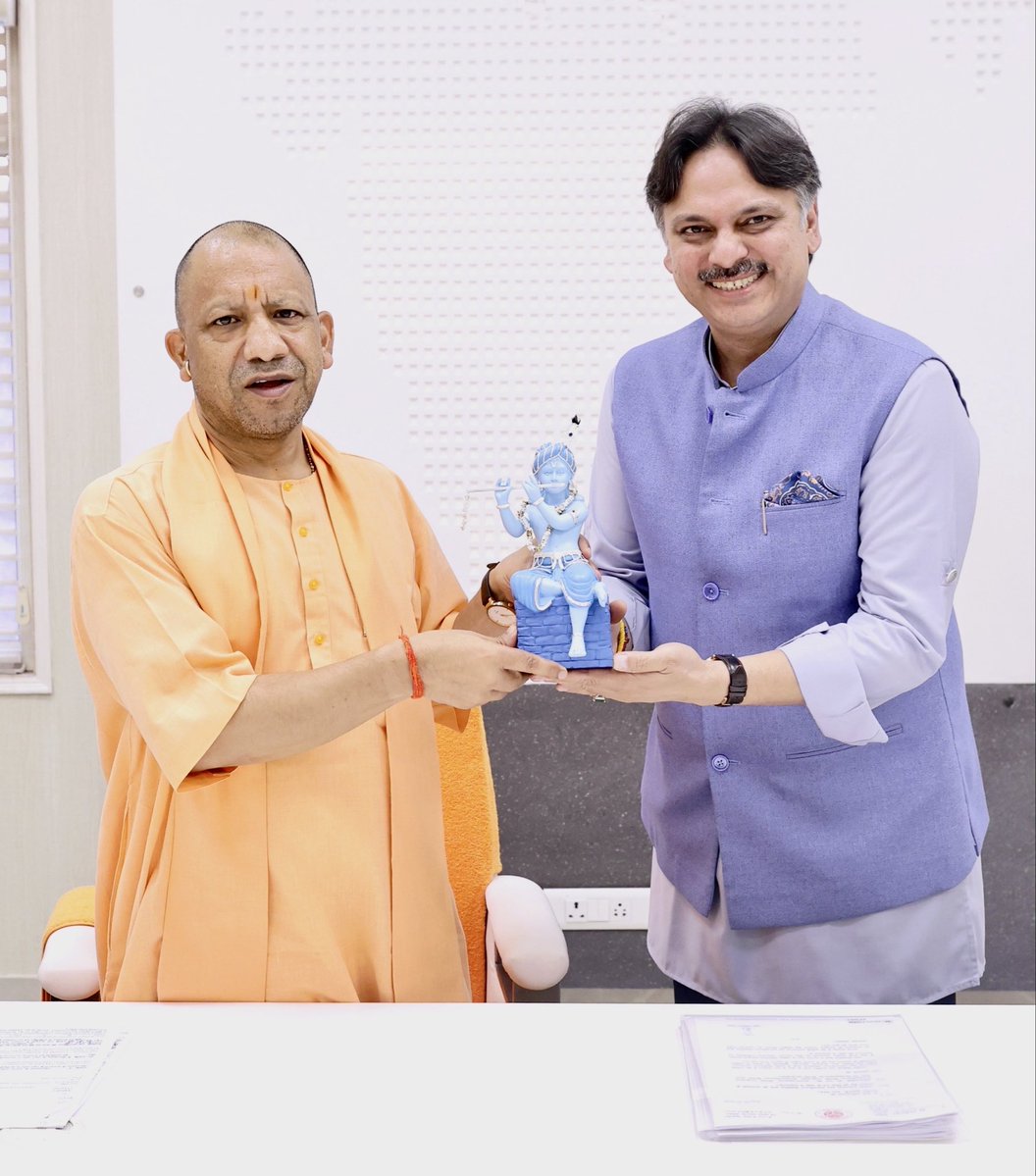 RajeshwarS73's tweet photo. राष्ट्रसेवा के पुनीत पथ पर अविरल गतिमान, दूरदर्शी, सर्वस्पर्शी मुख्यमंत्री, परम श्रद्धेय योगी आदित्यनाथ जी से शिष्टाचार भेंटकर उनका आत्मीय मार्गदर्शन एवं आशीर्वाद प्राप्त किया।

स्नेहिल भेंट के दौरान श्रद्धेय श्री @myogiadityanath जी को सरोजनीनगर में संचालित विकास कार्यों से अवगत कराया। इस दौरान क्षेत्र के विकास और जनसमस्याओं के शीघ्र समाधान हेतु विभिन्न प्रस्ताव एवं पत्र भी सौंपे।

प्रमुख विषयों में :

* सरोजनीनगर के तेजी से विकसित हो रहे एवं मूलभूत सुविधाओं से वंचित क्षेत्रों, विशेषकर पंडित खेड़ा, गौरी एवं नीलमथा सहित अन्य क्षेत्रों में सड़क, सीवर, नाला एवं जल निकासी के लिए लगभग ₹500 करोड़ के विशेष अवस्थापना विकास पैकेज की स्वीकृति का अनुरोध किया। प्रस्ताव में वर्तमान में आकलित लगभग ₹404.18 करोड़ के आवश्यक कार्यों को भी समाहित करने का आग्रह किया गया है।

* शहरी क्षेत्र में जलभराव की समस्या के स्थायी समाधान हेतु 10 प्रमुख नालों के निर्माण के लिए वित्तीय स्वीकृति प्रदान किए जाने का अनुरोध किया।

* अवध विहार योजना एवं अंसल API क्षेत्र के निवासियों की शहीद पथ तक सुगम पहुंच सुनिश्चित करने के लिए शहीद पथ पर चढ़ने-उतरने हेतु रैम्प निर्माण का प्रस्ताव रखा।

* चौधरी चरण सिंह एयरपोर्ट मार्ग पर बढ़ते यातायात दबाव के स्थायी समाधान हेतु बंगला बाजार की ओर से शहीद पथ के ऊपर बिजनौर रोड की ओर Elevated Road के निर्माण का अनुरोध किया।

* सरोजनीनगर के आर्थिक एवं तकनीकी विकास को नई गति देने वाली अमौसी Aero City एवं नादरगंज AI City परियोजनाओं की अद्यतन प्रगति रिपोर्ट उपलब्ध कराने एवं कार्यों को गति देने का अनुरोध किया।

* किसानों एवं कृषि व्यापार को सशक्त करने के लिए बंथरा मंडी क्षेत्र में विशिष्ट मंडी स्थल के निर्माण हेतु आवश्यक कार्यवाही का अनुरोध किया।

* सिख गुरुओं के गौरवशाली इतिहास, त्याग एवं बलिदान को समर्पित प्रस्तावित ‘विरासत-ए-खालसा तीर्थस्थल’ को राज्य कार्य योजना 2026–27 में सम्मिलित कर आवश्यक धनराशि/स्वीकृति प्रदान करने का आग्रह किया।

* विद्युत व्यवस्था में सुधार के लिए कार्यरत बिजली कर्मियों पर पूर्व में की गई उत्पीड़नात्मक कार्रवाई वापस लिए जाने के विषय पर भी मुख्यमंत्री जी का ध्यान आकृष्ट किया।

श्रद्धेय मुख्यमंत्री जी ने सभी विषयों को गंभीरतापूर्वक सुना। सरोजनीनगर को आधुनिक, सुव्यवस्थित, सुरक्षित और भविष्य की आवश्यकताओं के अनुरूप विकसित करना हमारा संकल्प है। क्षेत्रवासियों की प्रत्येक जनसमस्या के समाधान और विकास की प्रत्येक संभावना को धरातल पर उतारने के लिए हमारा प्रयास निरंतर जारी रहेगा।