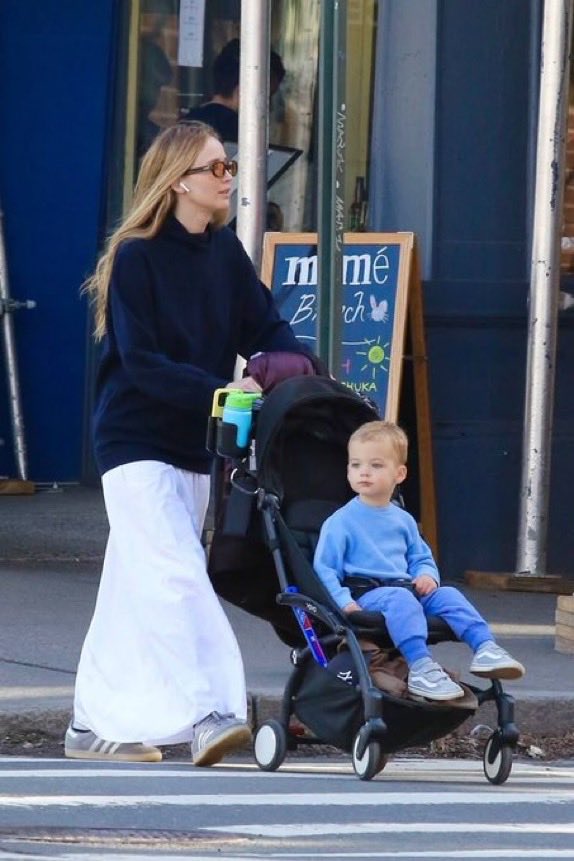 Emery_here's tweet photo. Jennifer Lawrence mom era and I love it for her. https://t.co/uajkssxW65